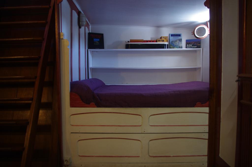 Peniche Le Hasard Bed and Breakfast Villeneuve-lès-Avignon Δωμάτιο φωτογραφία