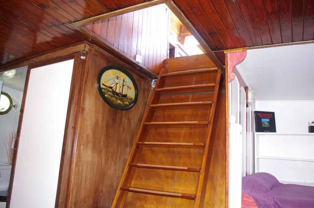 Peniche Le Hasard Bed and Breakfast Villeneuve-lès-Avignon Δωμάτιο φωτογραφία