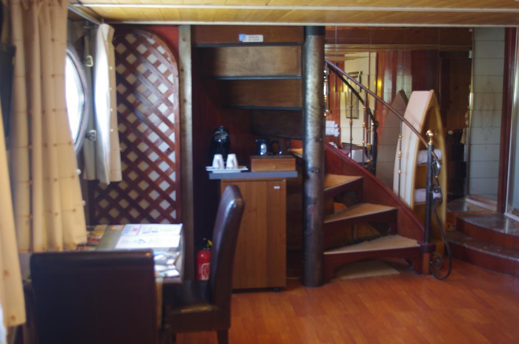 Peniche Le Hasard Bed and Breakfast Villeneuve-lès-Avignon Δωμάτιο φωτογραφία